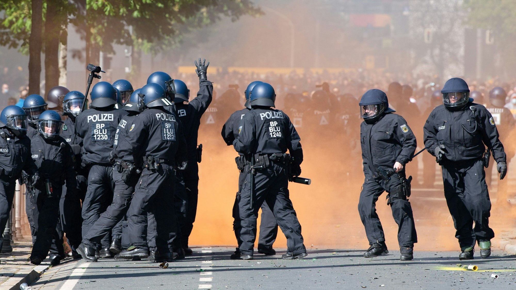 Polizeieinsatz bei Ausschreitungen während der Aufstiegs-Feierlichkeiten der Fans von Dynamo Dresden.