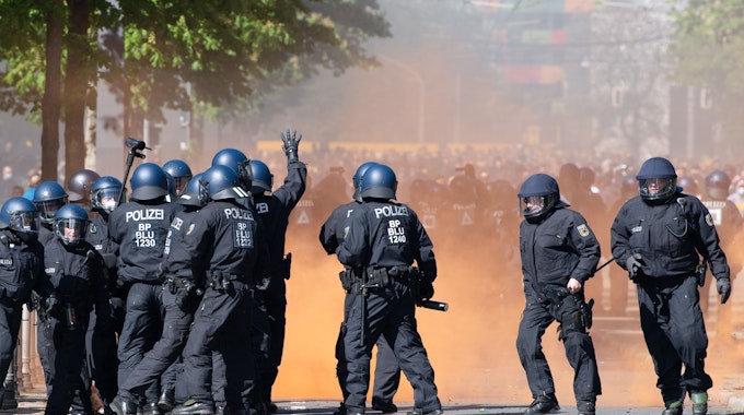 Polizeieinsatz bei Ausschreitungen während der Aufstiegs-Feierlichkeiten der Fans von Dynamo Dresden.