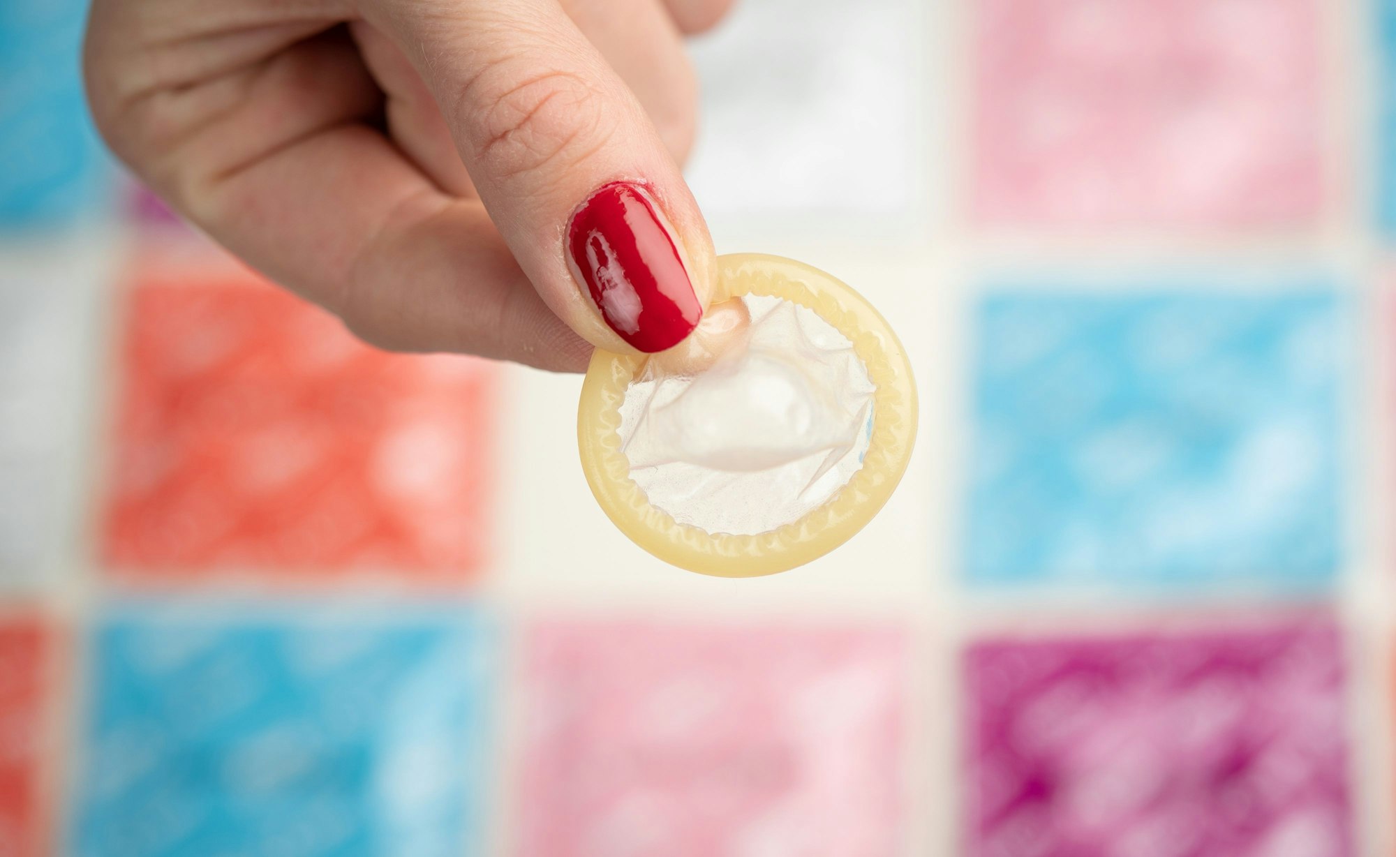 Auf dem Foto ist ein ausgepacktes Kondom zu sehen, bei der Aufnahme handelt es sich um ein Symbolfoto.