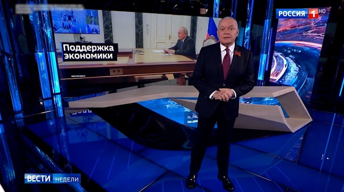Dmitri Kisseljow, Chef-Propagandist und TV-Moderator bei „Rossija 1“, bei einer Sendung am 1. Mai:Das Vokabular des Kremls hat sich seit Kriegsbeginn verändert.