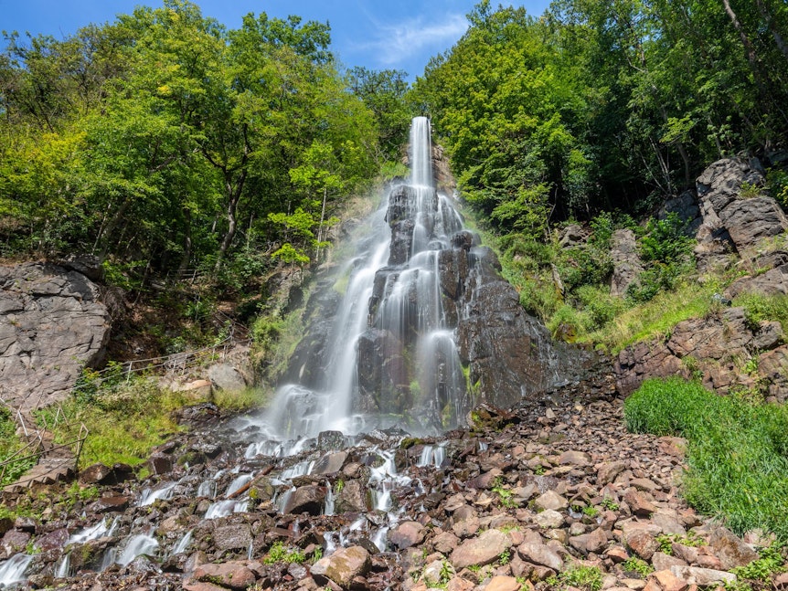 Einer der schönsten Wasserfälle in Deutschland liegt im Thüringer Wald.