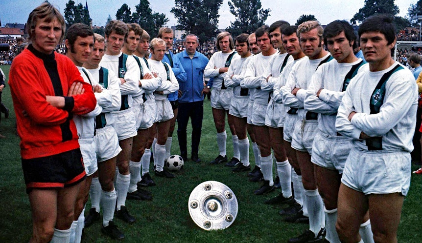 Die Bundesliga-Mannschaft von Borussia Mönchengladbach am 10. Juni 1971. Zu sehen sind Weisweiler, Netzer, Vogts, Heynckes, Bonhof, Kleff und Co. Die Meisterschale ist auf dem Rasen zu sehen.