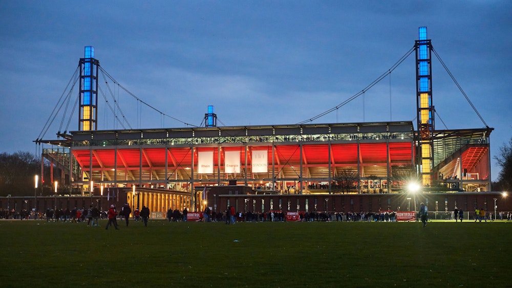 Das Rhein-Energie-Stadion beim Spiel des 1. FC Köln gegen Borussia Dortmund am 20. März