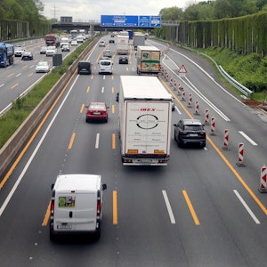 Fahrzeuge fahren auf der Autobahn A3 durch eine Baustelle in Höhe der Abfahrt Köln-Dellbrück.