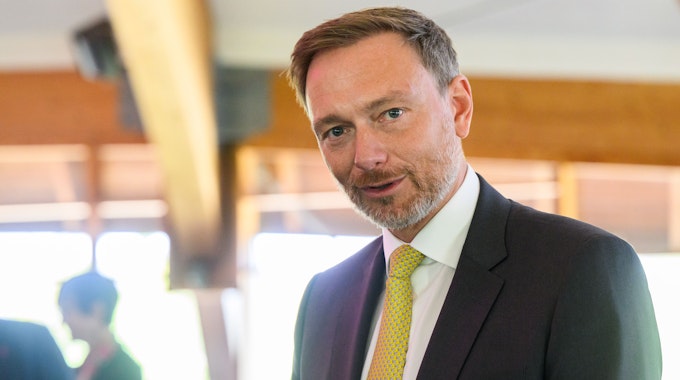 Christian Lindner (FDP) im Anzug mit Krawatte und lächelnd bei den Familienunternehmer-Tagen 2022 im Expowal.