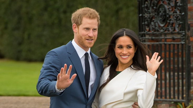 Der britische Prinz Harry und Herzogin Meghan winken und lächeln nach der Bekanntgabe ihrer Verlobung.