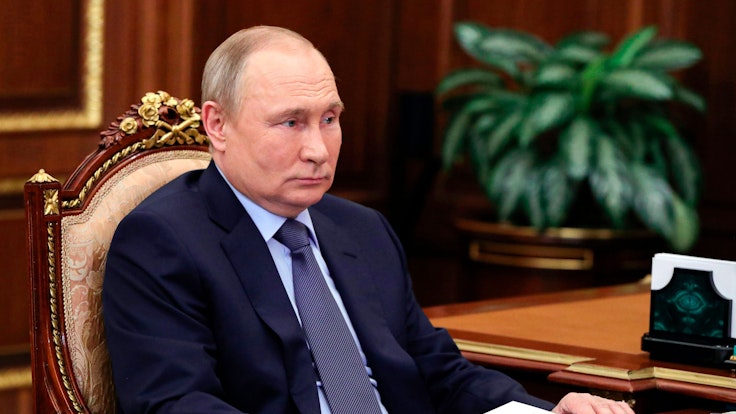 Russlands Präsident Wladimir Putin am 5. Mai im Kreml. Je mehr Opfer es gibt, desto schwieriger werden die Friedensgespräche zwischen Russland und der Ukraine verlaufen.