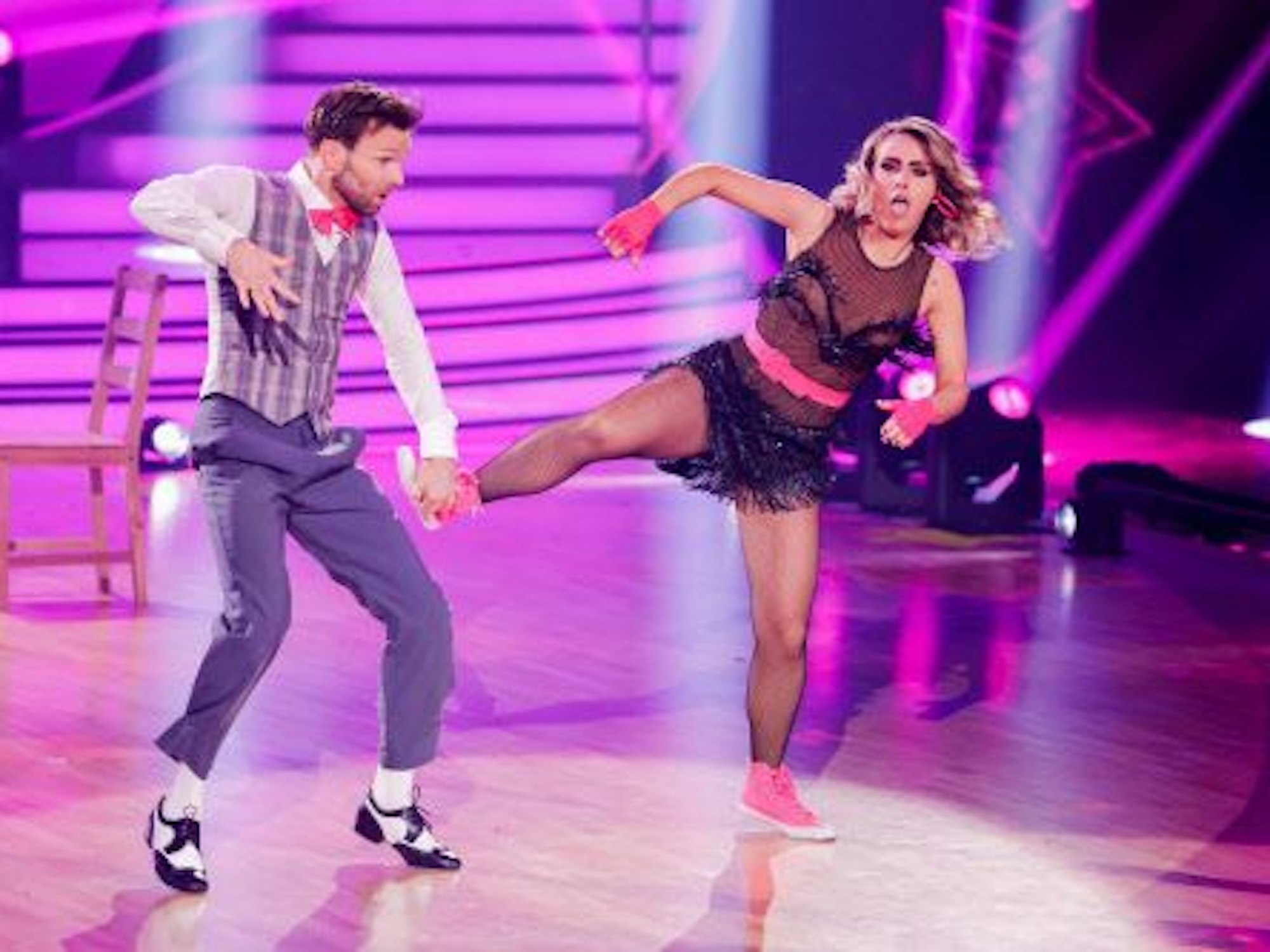 Sarah Mangione und Vadim Garbuzov tanzen bei „Let's Dance“ am 6. Mai 2022.