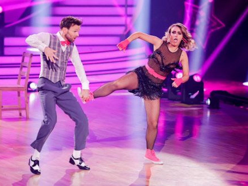 Sarah Mangione und Vadim Garbuzov tanzen bei „Let's Dance“ am 6. Mai 2022.