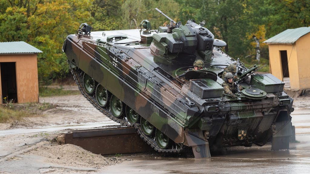 Ein Schützenpanzer der Bundeswehr vom Typ Marder, der von Rheinmetall Landsysteme gebaut wird, fährt bei der Informationslehrübung Landoperationen 2019 über ein Hindernis.