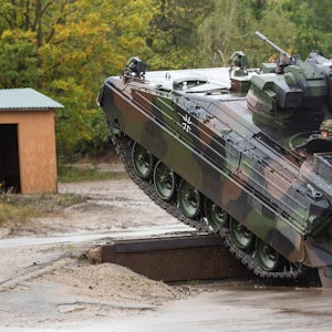 Ein Schützenpanzer der Bundeswehr vom Typ Marder, der von Rheinmetall Landsysteme gebaut wird, fährt bei der Informationslehrübung Landoperationen 2019 über ein Hindernis.