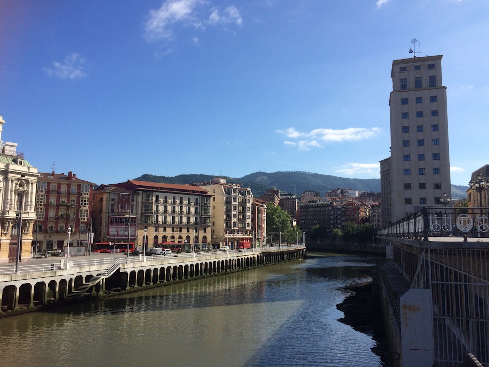 Ein Blick auf die Altstadt von Bilbao im Jahr 2016. In Spanien ist nach Überzeugung der Polizei ein Serienmörder unterwegs, der es auf Homosexuelle abgesehen und bereits mindestens acht Männer getötet haben soll.