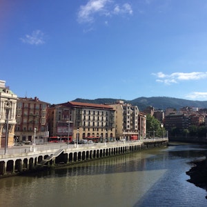 Ein Blick auf die Altstadt von Bilbao im Jahr 2016. In Spanien ist nach Überzeugung der Polizei ein Serienmörder unterwegs, der es auf Homosexuelle abgesehen und bereits mindestens acht Männer getötet haben soll.