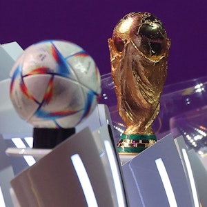 Der WM-Ball für die Endrunde 2022 liegt bei der Auslosung in Katar neben dem WM-Pokal
