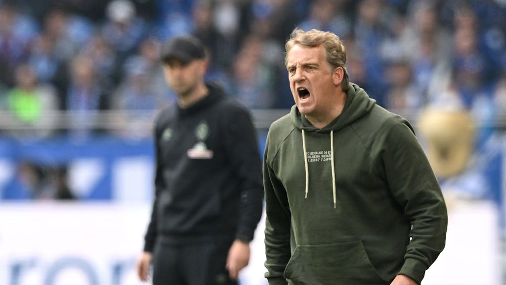 Mike Büskens, hier beim S04-Spiel gegen den SV Werder Bremen am 23. April 2022, möchte die Knappen zurück in die 1. Liga führen