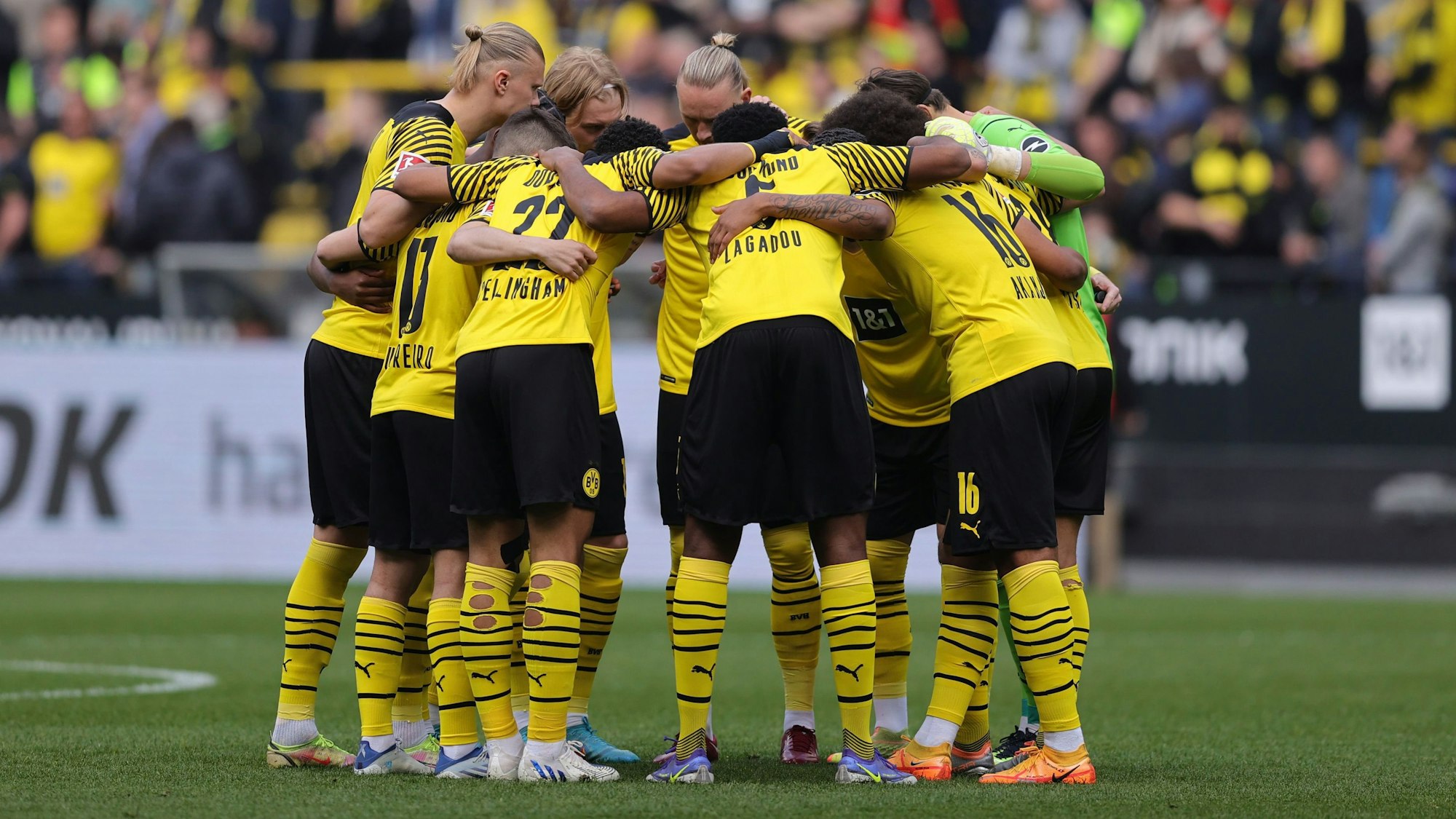 Erling Haaland und seine Teamkollegen bei Borussia Dortmund bilden vor dem Spiel nochmal einen Kreis, um sich zu motivieren.