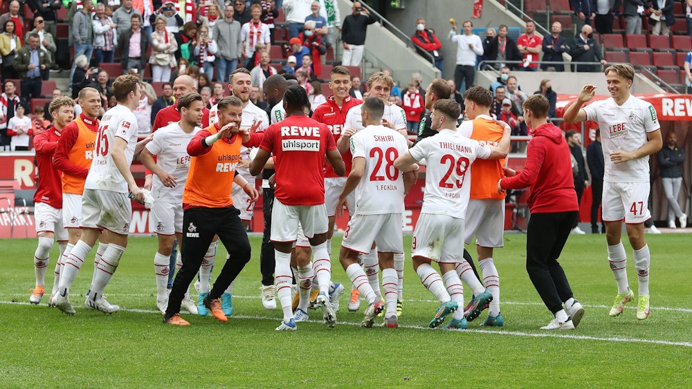 Die Spieler des 1. FC Köln feiern den Heim-Sieg gegen Arminia Bielefeld.