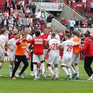 Die Spieler des 1. FC Köln feiern den Heim-Sieg gegen Arminia Bielefeld.