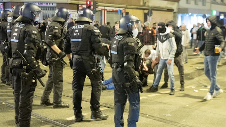 Polizisten gehen im Bahnhofsviertel gegen aggressive Eintracht-Fans vor.