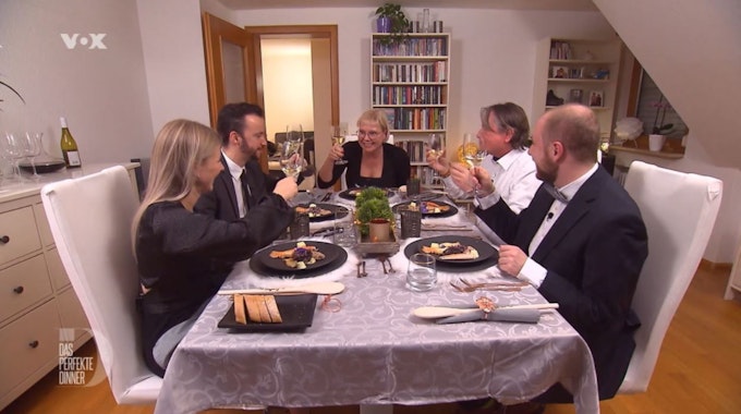 Das Perfekte Dinner (28.4.2022) Für das Finaldinner haben sich alle schick gemacht, von links: Sophie, Christopher, Gastgeberin Ilona, Andreas und Kai. Foto: RTL