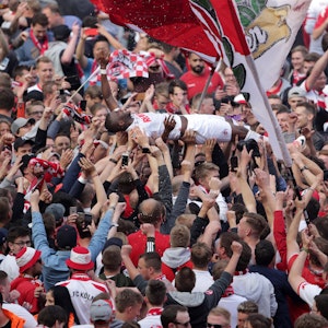 Anthony Modeste wird im Rhein-Energie-Stadion von Fans des 1. FC Köln auf Händen getragen.