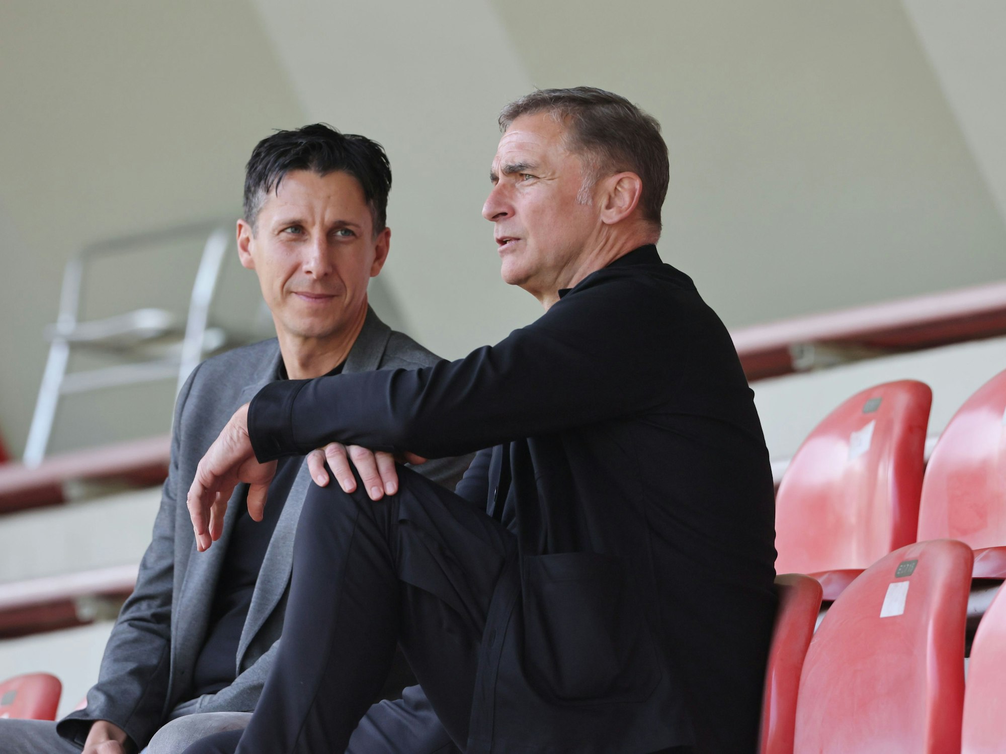 Stefan Kuntz und Christian Keller sitzen auf der Tribüne des Franz-Kremer-Stadions.