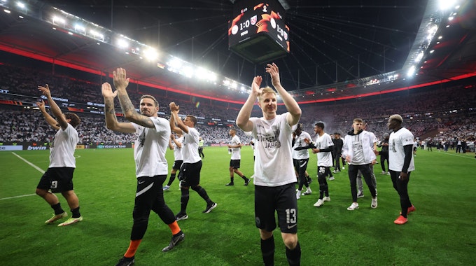 Die Spieler von Eintracht Frankfurt lassen sich von ihren Fans für den Finaleinzug in der Europa League feiern.