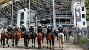 Berittene Polizisten üben für den Einsatz mit randalierenden Fans am Volksparkstadion.
