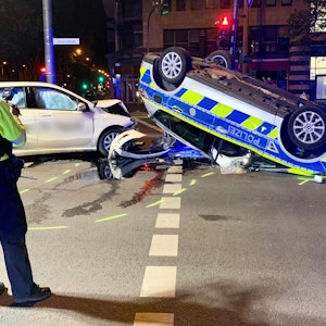 Schlimmer Unfall im Stadtteil Sülz: In der Nacht auf Samstag (7. Mai) ist ein Streifenwagen in Köln mit einem Taxi kollidiert.