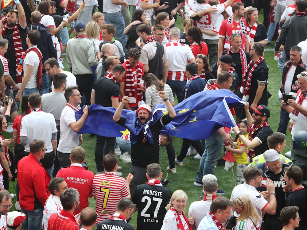 Fans des 1. FC Köln nach dem Spiel gegen Wolfsburg im Innenraum.