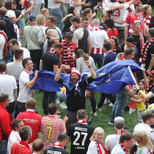 Fans des 1. FC Köln nach dem Spiel gegen Wolfsburg im Innenraum.