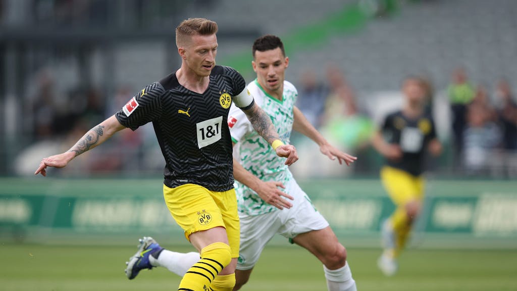 Marco Reus in Aktion mit Ball beim Spiel gegen SpVgg Greuther Fürth.