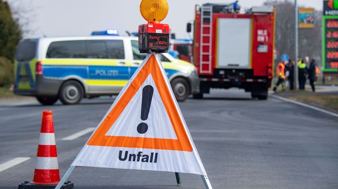 Fahrzeuge stehen nach einem Unfall auf der Bundesstraße 111 auf Höhe des Wolgaster Stadtteils Mahlzow (Insel Usedom).