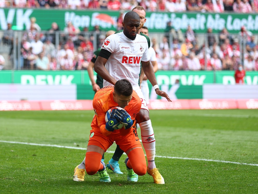 Wolfsburgs Torwart Pavao Pervan hält den Ball fest. Im Hintergrund: Anthony Modeste aus Köln.