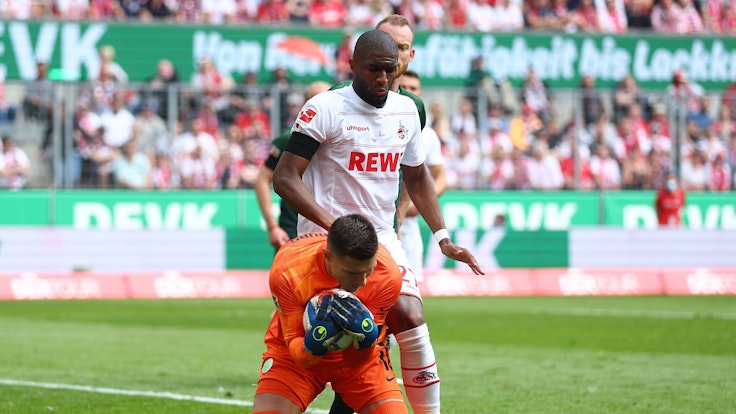 Wolfsburgs Torwart Pavao Pervan hält den Ball fest. Im Hintergrund: Anthony Modeste aus Köln.