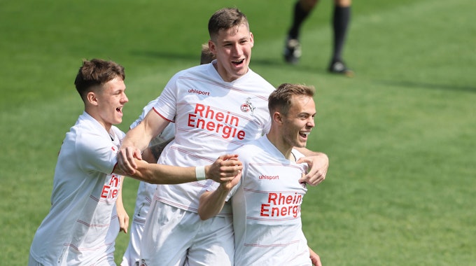 Die Spieler der U21 des 1. FC Köln jubeln.