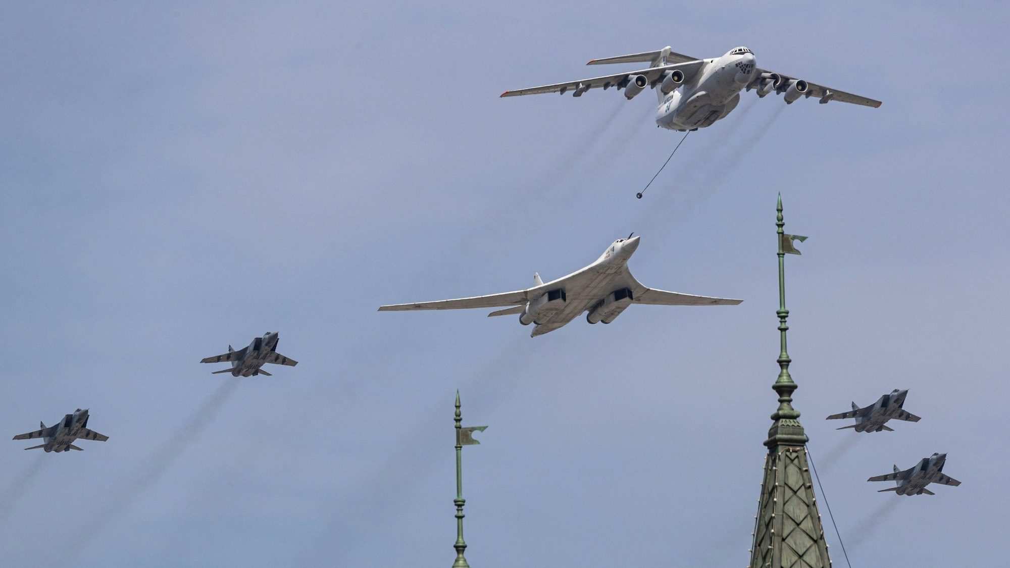 Abfangjäger vom Typ MiG-31BM, ein Tankflugzeug Iljuschin Il-78 und ein schwerer strategischer Bomber vom Typ Tupolew Tu-160 nehmen am Samstag (7. Mai) an einer Probe für die Militärparade zum Tag des Sieges teil. Auch das „Weltuntergangsflugzeug“, eine Spezialkonstruktion der Iljuschin II-80, fliegt über Moskau.dpa