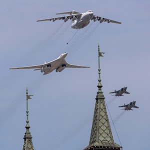 Abfangjäger vom Typ MiG-31BM, ein Tankflugzeug Iljuschin Il-78 und ein schwerer strategischer Bomber vom Typ Tupolew Tu-160 nehmen am Samstag (7. Mai) an einer Probe für die Militärparade zum Tag des Sieges teil. Auch das „Weltuntergangsflugzeug“, eine Spezialkonstruktion der Iljuschin II-80, fliegt über Moskau. dpa