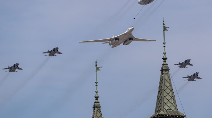 Abfangjäger vom Typ MiG-31BM, ein Tankflugzeug Iljuschin Il-78 und ein schwerer strategischer Bomber vom Typ Tupolew Tu-160 nehmen am Samstag (7. Mai) an einer Probe für die Militärparade zum Tag des Sieges teil. Auch das „Weltuntergangsflugzeug“, eine Spezialkonstruktion der Iljuschin II-80, fliegt über Moskau.<br>dpa
