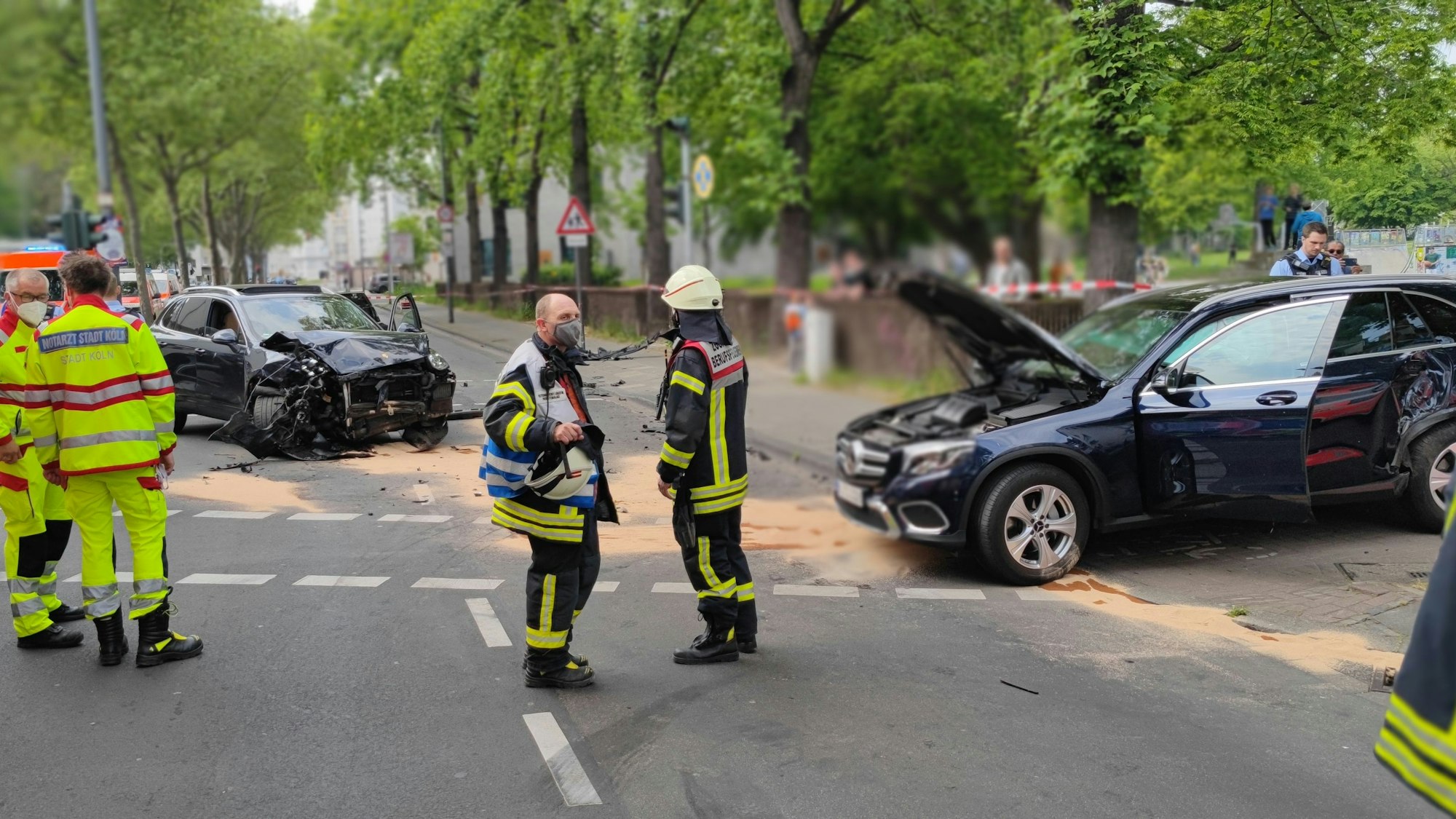 Autounfall in der Kölner Altstadt mit drei Verletzten.