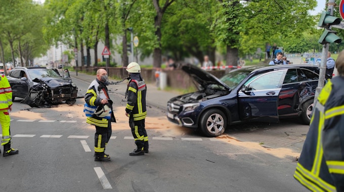 Autounfall in der Kölner Altstadt mit drei Verletzten.