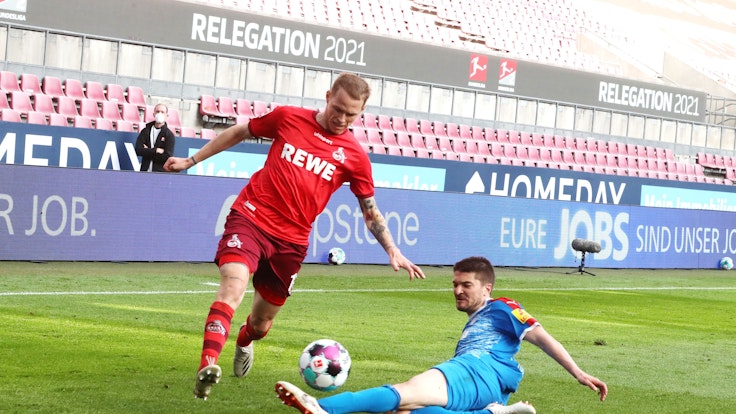 Ondrej Duda (1. FC Köln) in der Bundesliga-Relegation im Zweikampf mit Aleksandar Ignjovski (Kiel)