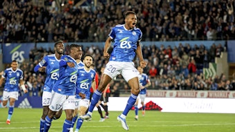 Stürmer Habib Diallo bejubelt am 20. April 2022 seinen Treffer im Trikot von Racing Straßburg im Liga-Duell mit Stade Rennes. Die Mitspieler rennen freudestrahlend zu ihm.
