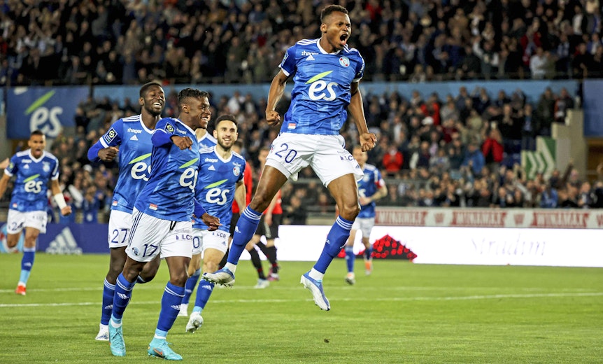 Stürmer Habib Diallo bejubelt am 20. April 2022 seinen Treffer im Trikot von Racing Straßburg im Liga-Duell mit Stade Rennes. Die Mitspieler rennen freudestrahlend zu ihm.
