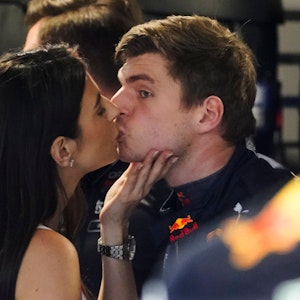 Max Verstappen küsst Freundin Kelly Piquet.