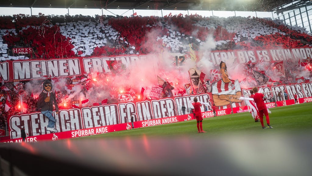Fans des 1. FC Köln zeigen vor der Partie gegen Mainz eine Choreo und brennen Bengalos ab.