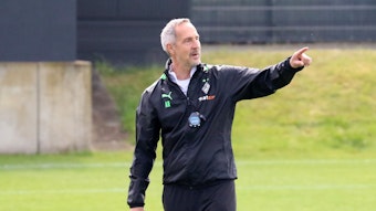 Adi Hütter, Cheftrainer von Borussia Mönchengladbach, während einer Trainingseinheit am 5. Mai 2022 im Borussia-Park. Hütter zeigt etwas an.