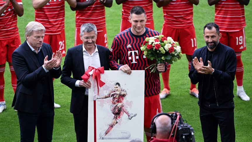 Niklas Süle (2.v.r.) von München wird vor dem Spiel von Oliver Kahn, Vorstandsvorsitzender der FC Bayern München AG, Herbert Hainer, Präsident von München, und Hasan Salihamidzic, Sportdirektor von München, verabschiedet.