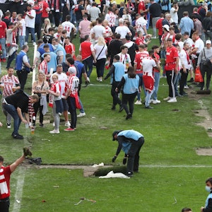 Die Fans des 1. FC Köln stürmen den Rasen des Rhein-Energie-Stadions.