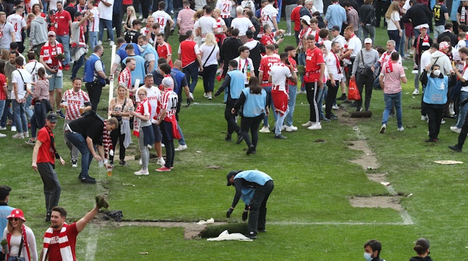 Die Fans des 1. FC Köln stürmen den Rasen des Rhein-Energie-Stadions.